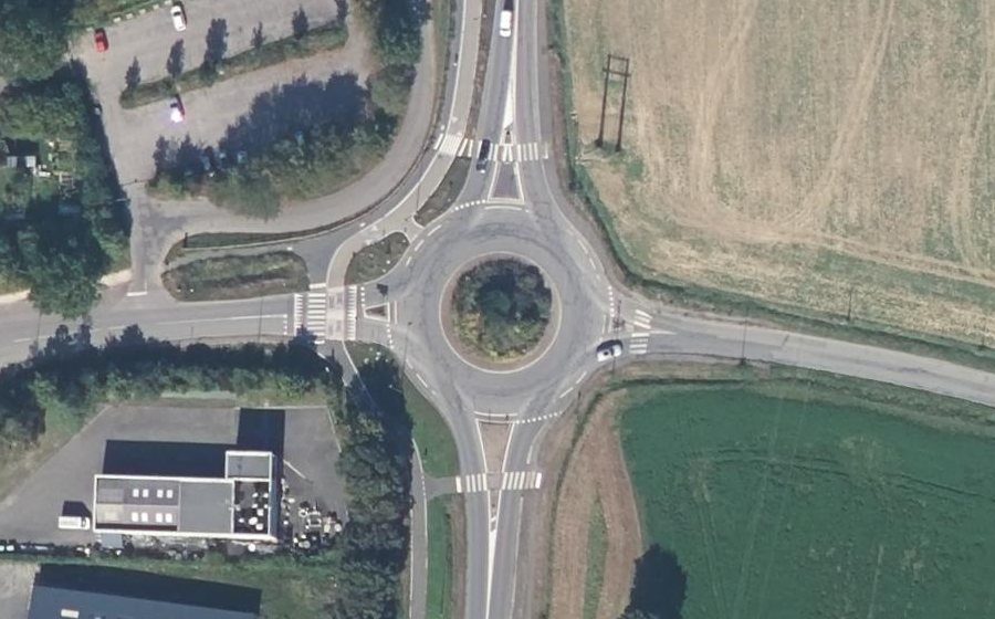 Vue aérienne du Rond-point anonyme n°25649277