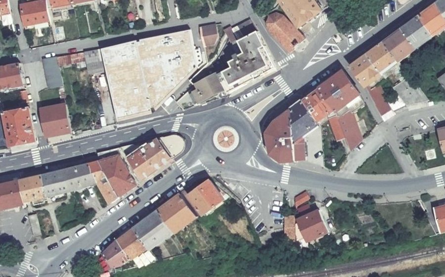 Vue aérienne du Rond-point anonyme n°25650662