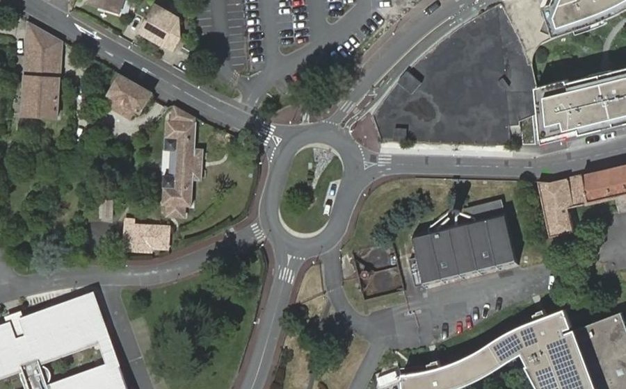 Vue aérienne du Rond-point anonyme n°25650737