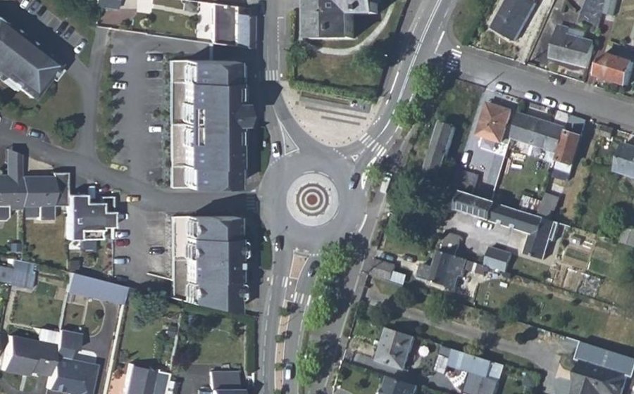 Vue aérienne du Rond-point anonyme n°25651599