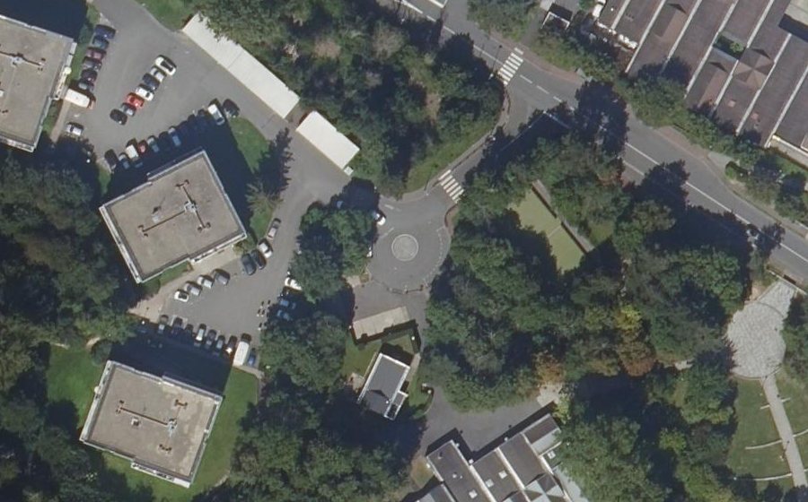 Vue aérienne du Rond-point anonyme n°256516906