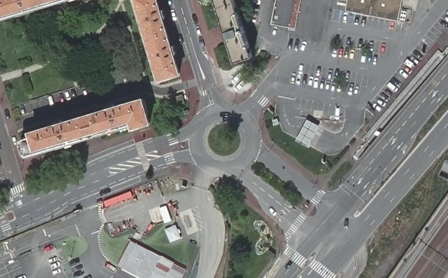 Vue aérienne du Rond-point anonyme n°25651758