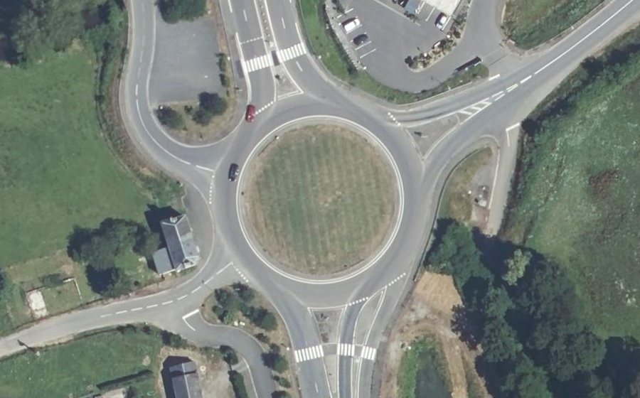 Vue aérienne du Rond-point anonyme n°256571032