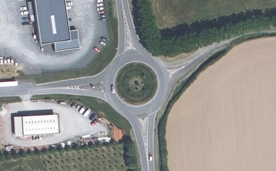 Vue aérienne du Rond-point anonyme n°256584061