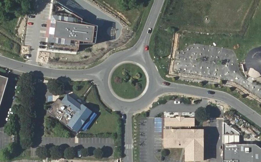 Vue aérienne du Rond-point anonyme n°25659641