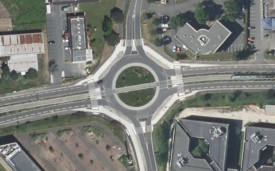 Vue aérienne du Rond-point anonyme n°25659726