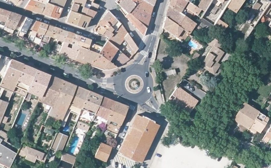 Vue aérienne du Rond-point anonyme n°25661229