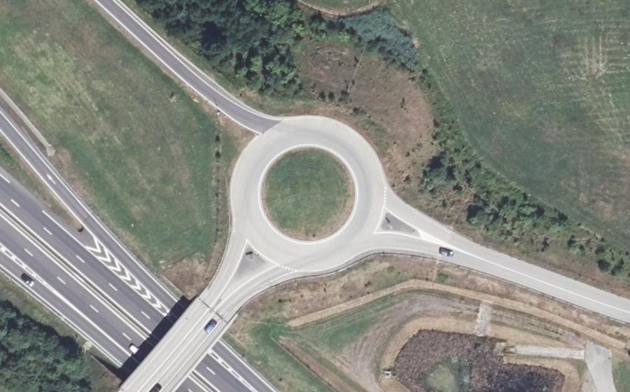 Vue aérienne du Rond-point anonyme n°256628819