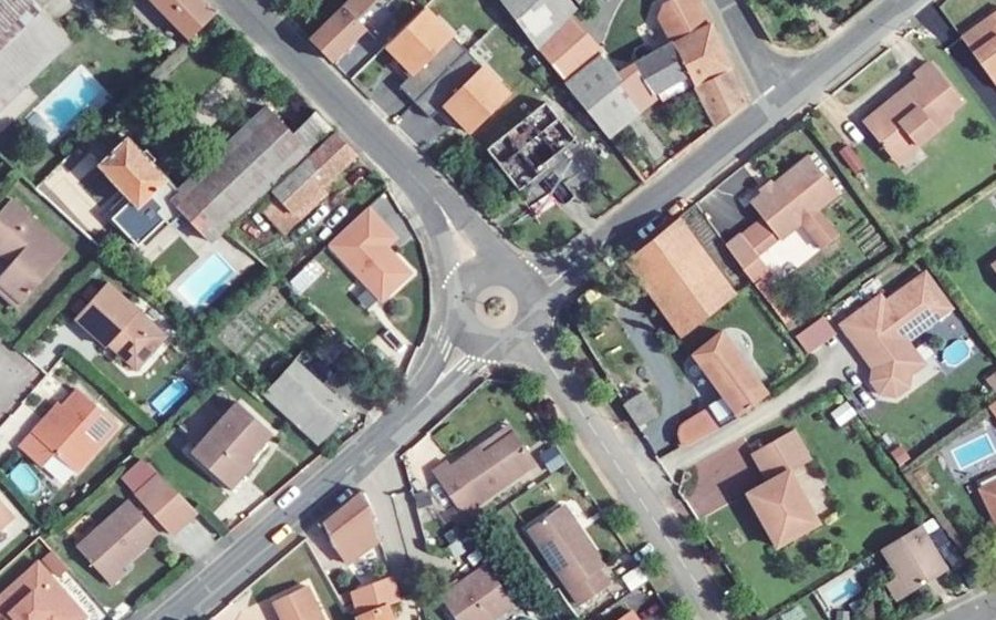 Vue aérienne du Rond-point anonyme n°256634335