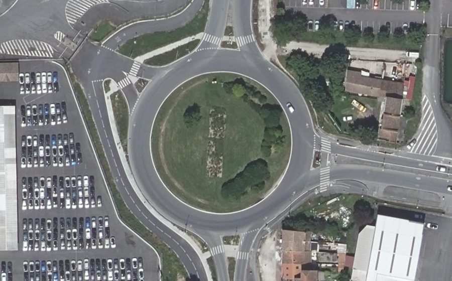 Vue aérienne du Rond-point anonyme n°25664082