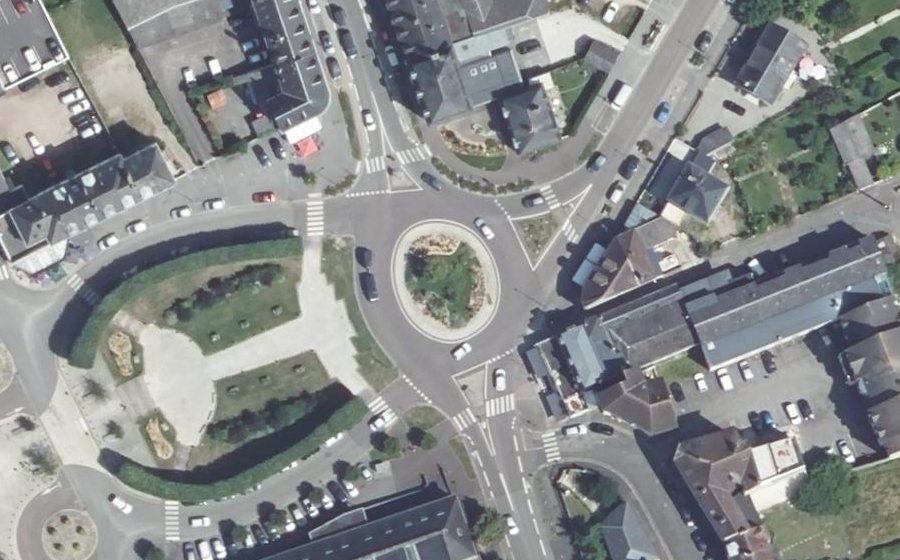 Vue aérienne du Rond-point anonyme n°25664809