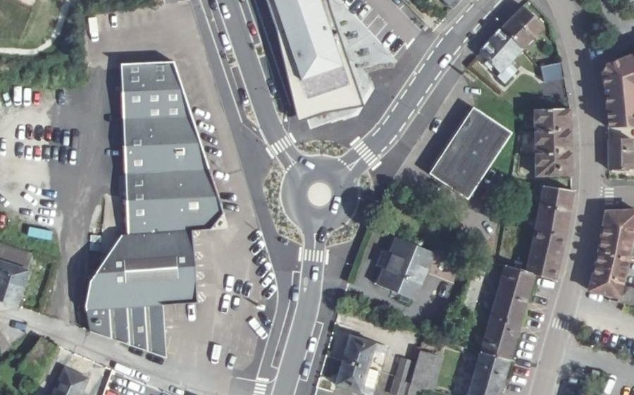 Vue aérienne du Rond-point anonyme n°25664872