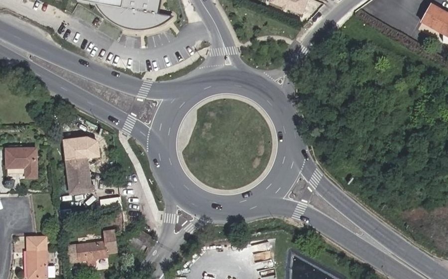 Vue aérienne du Rond-point anonyme n°25666611