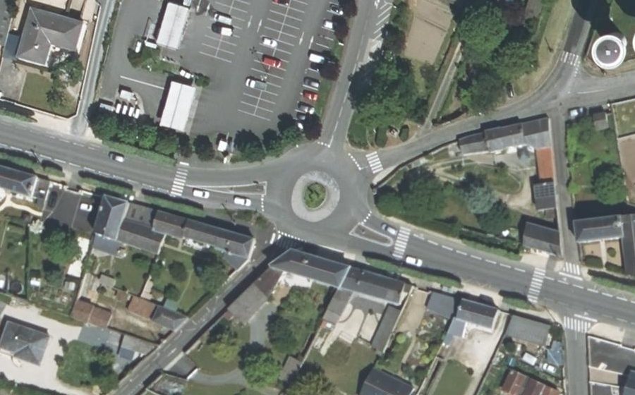 Vue aérienne du Rond-point anonyme n°25668502