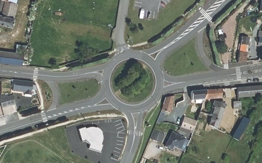Vue aérienne du Rond-point anonyme n°25668505