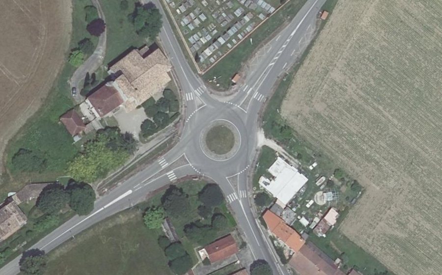 Vue aérienne du Rond-point anonyme n°256688515