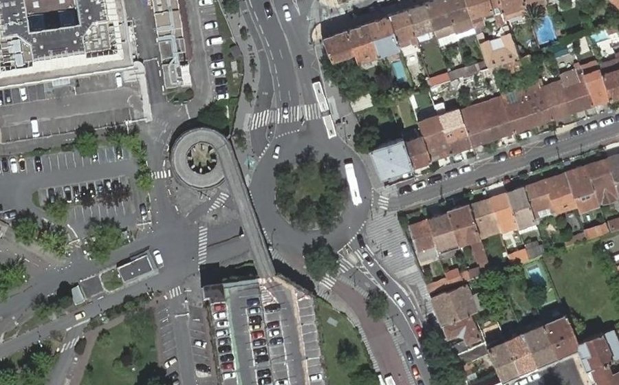 Vue aérienne du Rond-point anonyme n°25669122