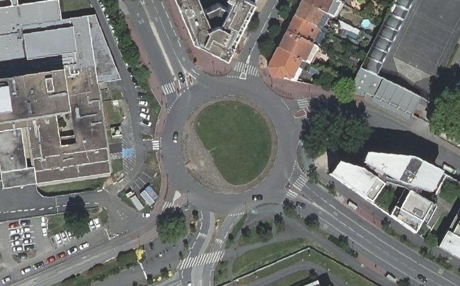 Vue aérienne du Rond-point anonyme n°25669158