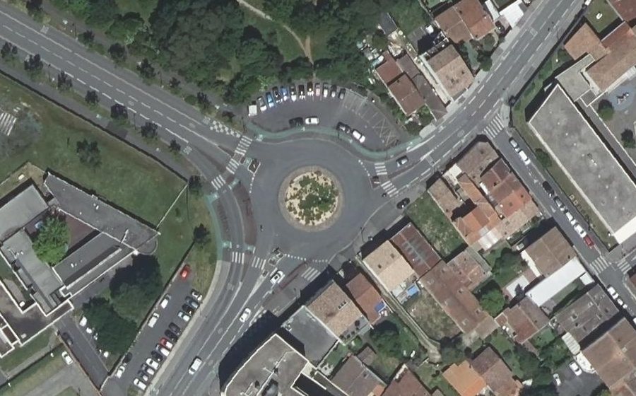 Vue aérienne du Rond-point anonyme n°25669352