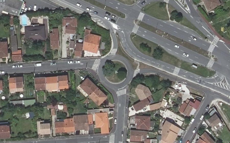 Vue aérienne du Rond-point anonyme n°25675382
