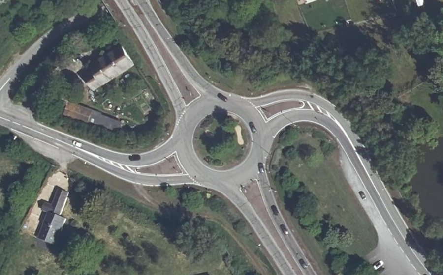 Vue aérienne du Rond-point anonyme n°25675880
