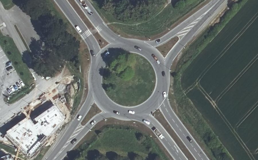 Vue aérienne du Rond-point anonyme n°25677273