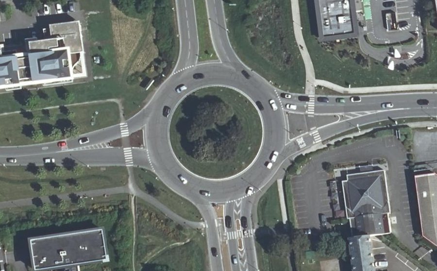 Vue aérienne du Rond-point anonyme n°25677341