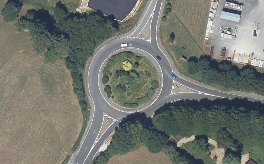 Vue aérienne du Rond-point anonyme n°25677470