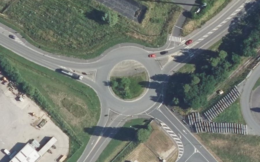 Vue aérienne du Rond-point anonyme n°256811901