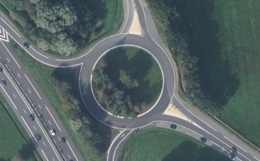 Vue aérienne du Rond-point anonyme n°25682132