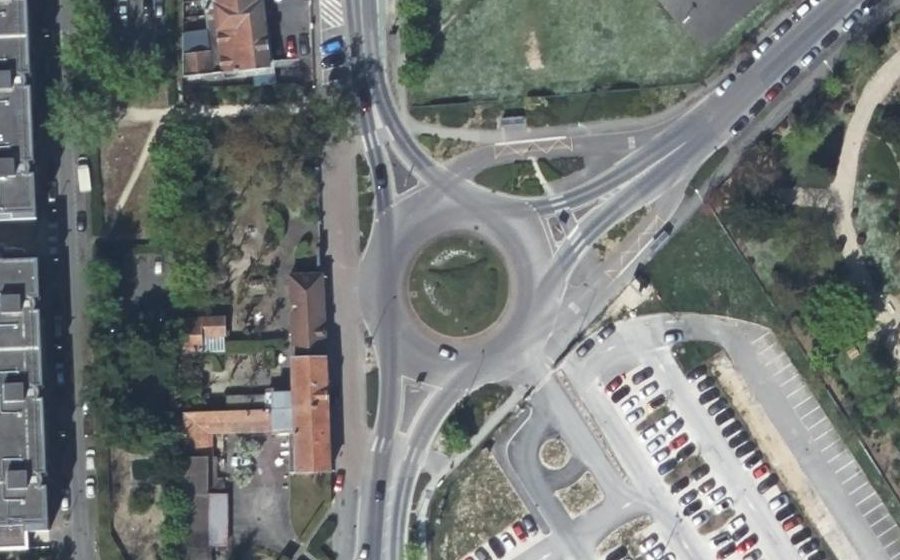 Vue aérienne du Rond-point anonyme n°25684931