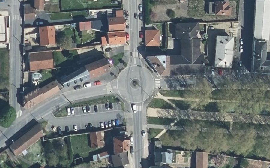 Vue aérienne du Rond-point anonyme n°25684948