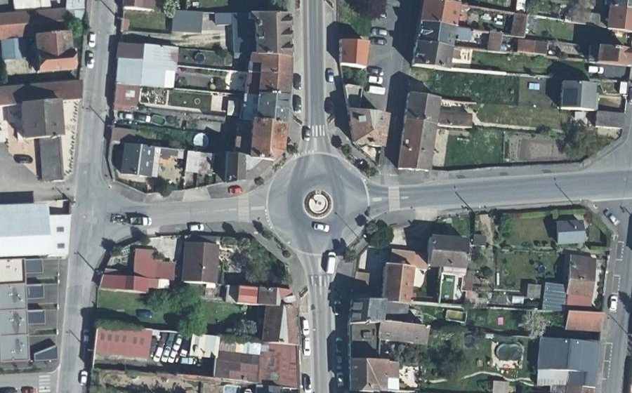 Vue aérienne du Rond-point anonyme n°25684955