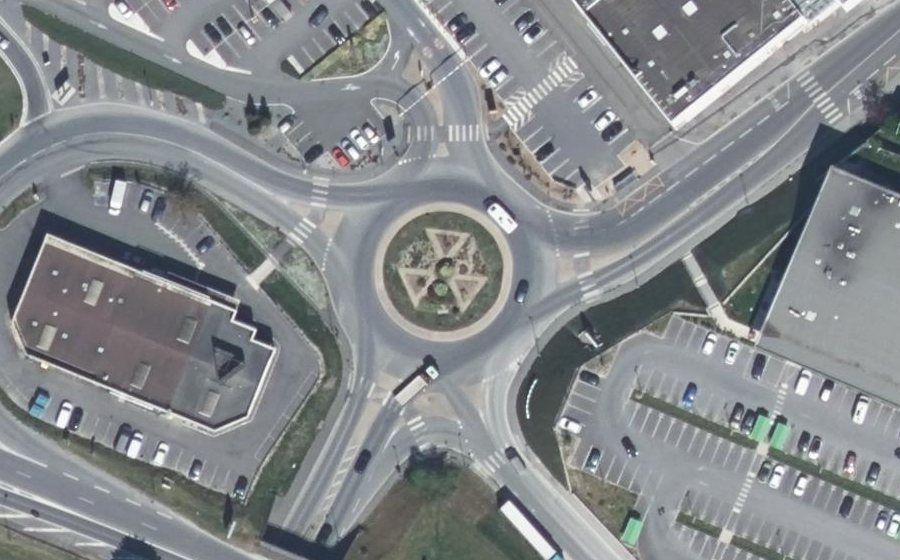 Vue aérienne du Rond-point anonyme n°25684969