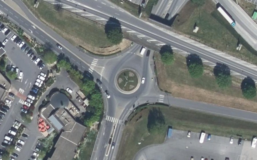 Vue aérienne du Rond-point anonyme n°25684971