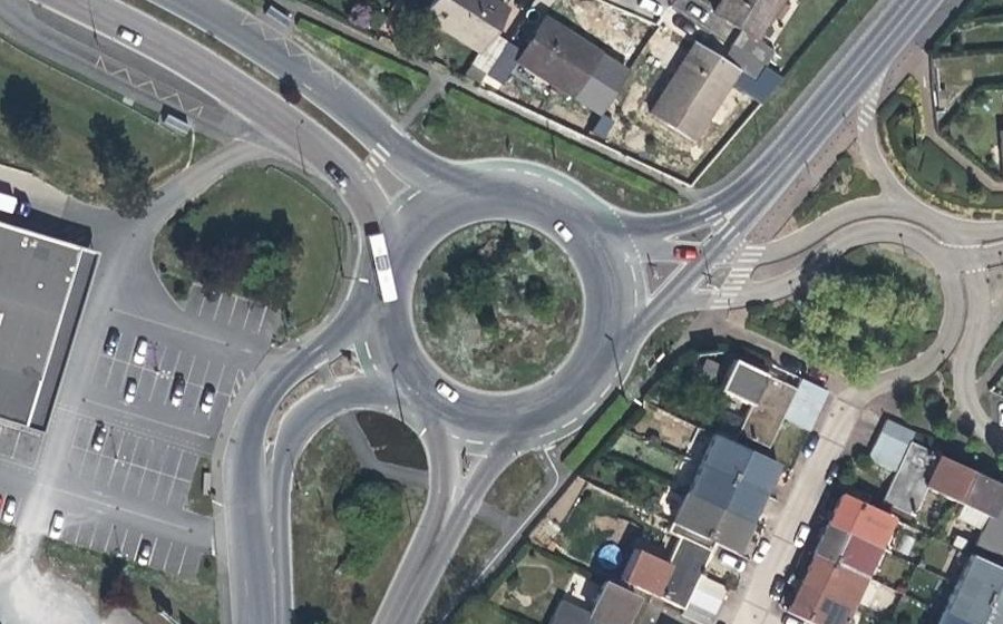 Vue aérienne du Rond-point anonyme n°25685074