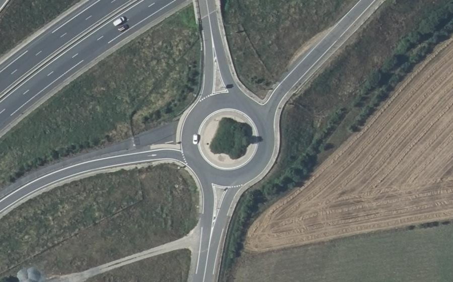 Vue aérienne du Rond-point anonyme n°256963979