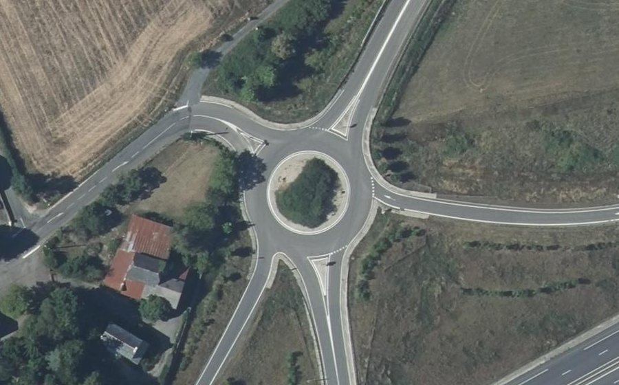 Vue aérienne du Rond-point anonyme n°256963981