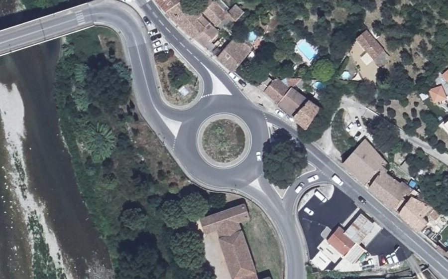 Vue aérienne du Rond-point anonyme n°25697882