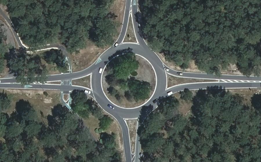 Vue aérienne du Rond-point anonyme n°25699904