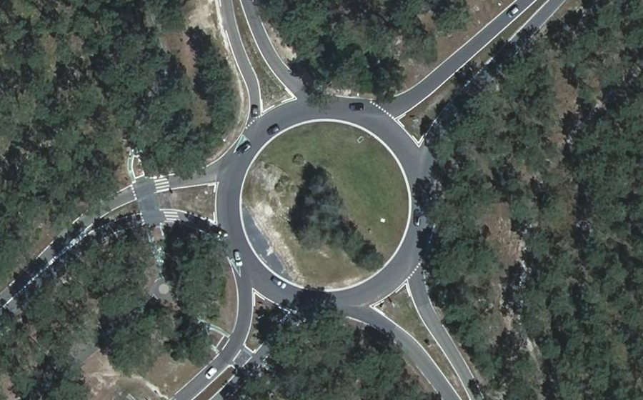 Vue aérienne du Rond-point anonyme n°25699921