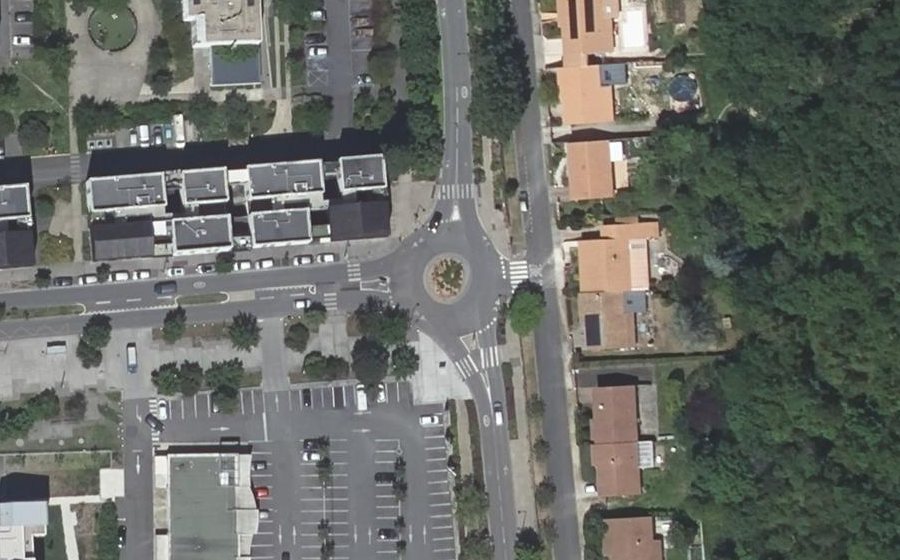Vue aérienne du Rond-point anonyme n°257006348