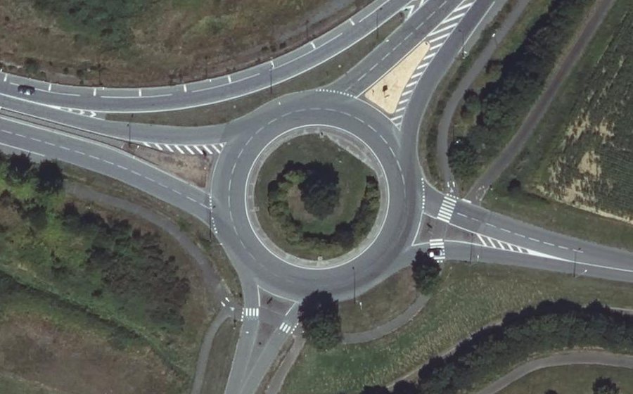 Vue aérienne du Rond-point anonyme n°25701282