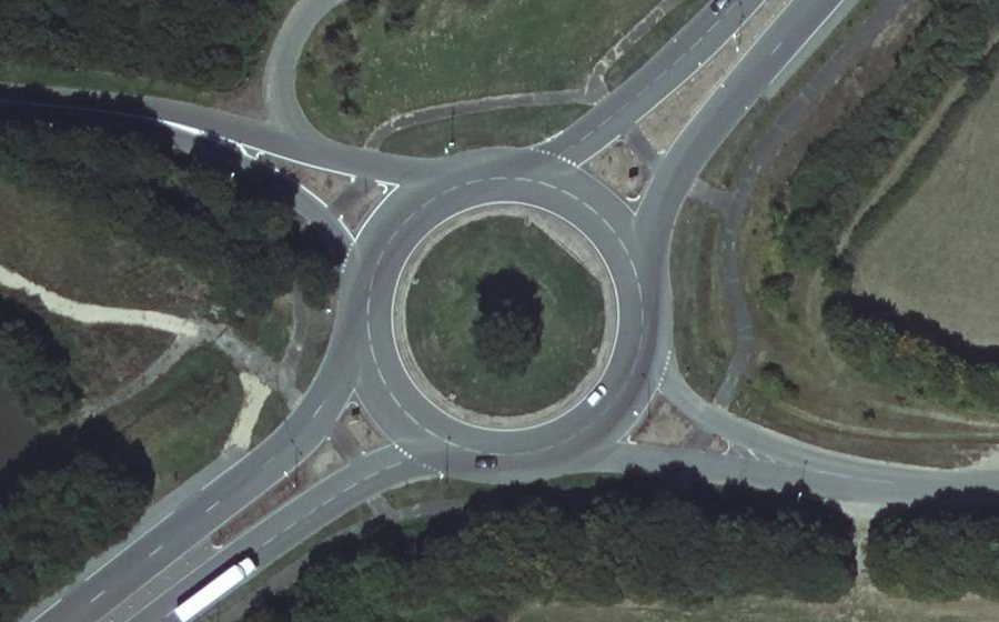 Vue aérienne du Rond-point anonyme n°25701329