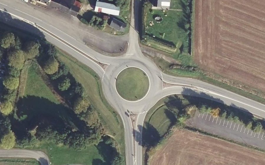 Vue aérienne du Rond-point anonyme n°25701761