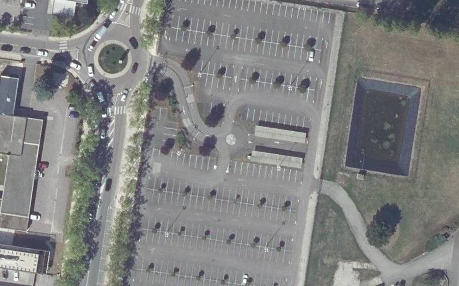 Vue aérienne du Rond-point anonyme n°257038944