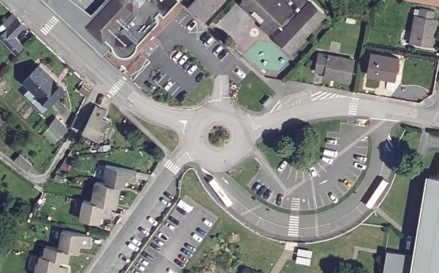Vue aérienne du Rond-point anonyme n°257053654