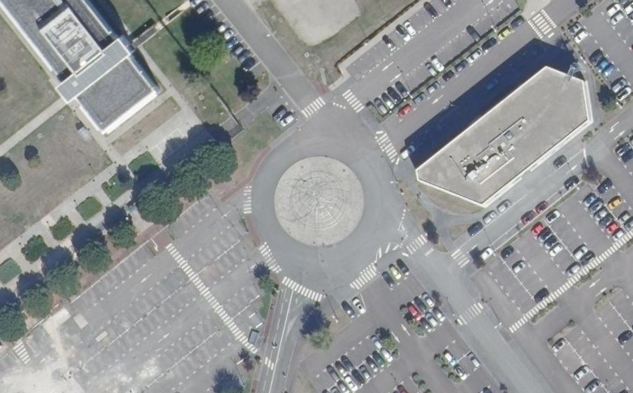 Vue aérienne du Rond-point anonyme n°257065044