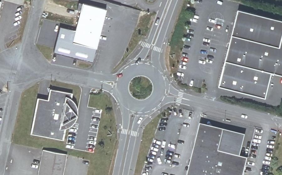 Vue aérienne du Rond-point anonyme n°257071691