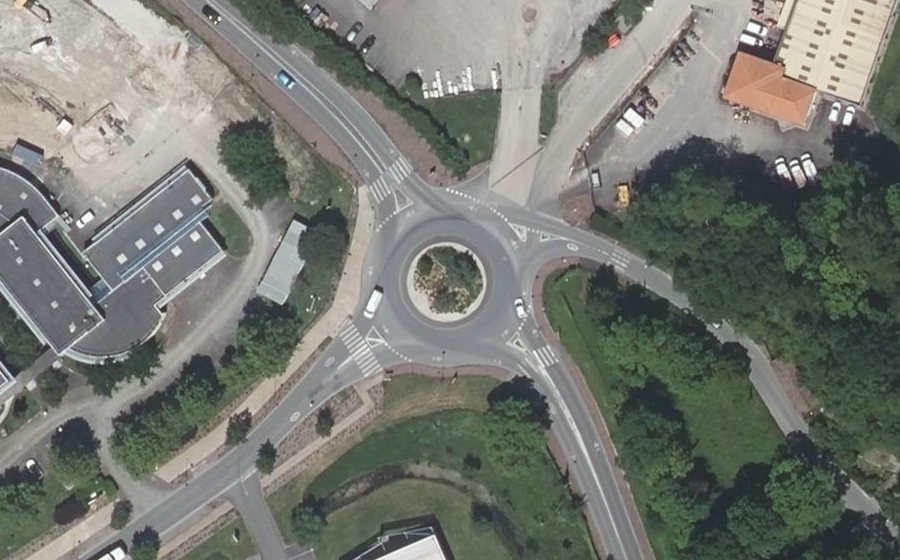 Vue aérienne du Rond-point anonyme n°25710447